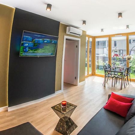 Galaxy Garden Apartment Cracow- Shopping Mall 1Min, Underground Parking, Family Friendly, City Center 크라쿠프 외부 사진