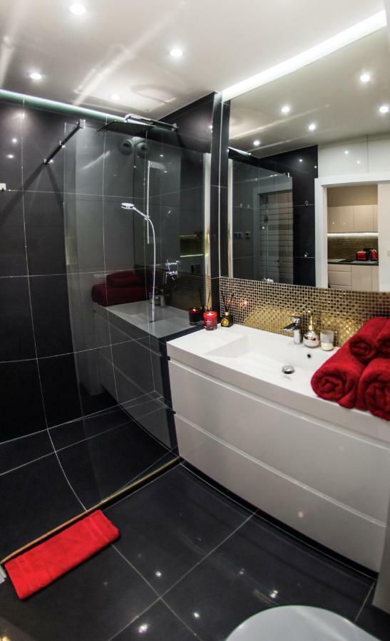 Galaxy Garden Apartment Cracow- Shopping Mall 1Min, Underground Parking, Family Friendly, City Center 크라쿠프 외부 사진